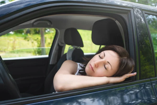 Πολύ Κουρασμένη Γυναίκα Κοιμάται Ένα Παράθυρο Αυτοκινήτου Έννοια Της Ασφάλειας — Φωτογραφία Αρχείου