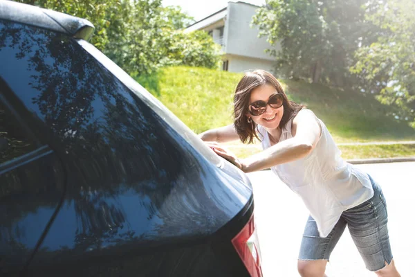 Γυναίκα Σπρώχνει Σπασμένο Αυτοκίνητο Ενώ Φίλος Της Οδηγεί — Φωτογραφία Αρχείου