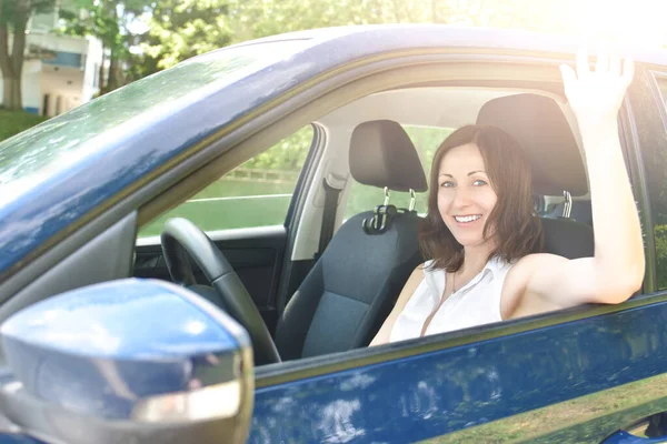 Πες Γεια Όμορφη Ευτυχισμένη Ενήλικη Γυναίκα Κάθεται Στο Αυτοκίνητο Και — Φωτογραφία Αρχείου