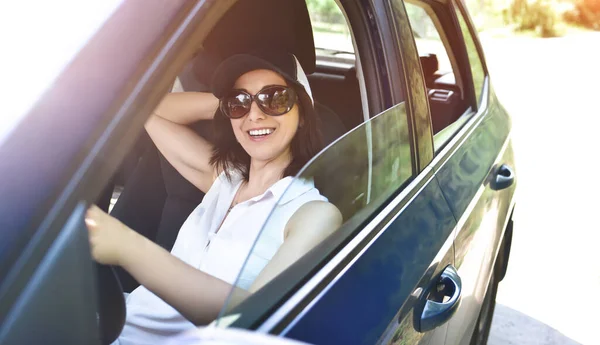 Mooie Volwassen Gelukkig Vrouw Rijden Haar Auto Zomer Dag — Stockfoto