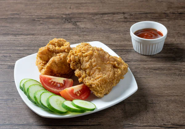 Crispy Fried Chicken Served Slice Tomato Sliced Cucumber Ketchup Wooden — Stock Photo, Image