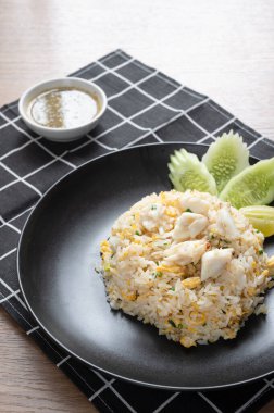 Yengeç etli, yumurtalı, sarımsaklı, salatalıklı, limonlu leziz pilav. Khao Pad Kaka adlı Tayland yemeği..