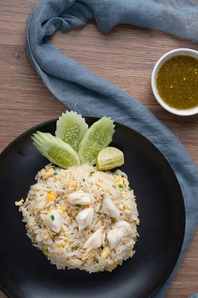 Nasi Goreng Lezat Dengan Daging Kepiting Telur Bawang Putih Mentimun — Stok Foto