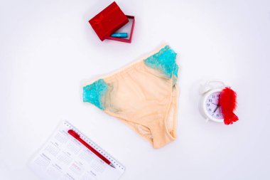 Kadın iç çamaşırları bej. Tamponlu kırmızı hediye kutusu. 