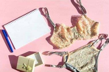 Pembe arka planda, kadın iç çamaşırları dantelli bej. 