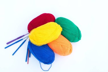 Beyaz bir arkaplanda örgü örmek için yün iplik izleri var.