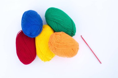 Beyaz bir arkaplanda örgü örmek için yün iplik izleri var.