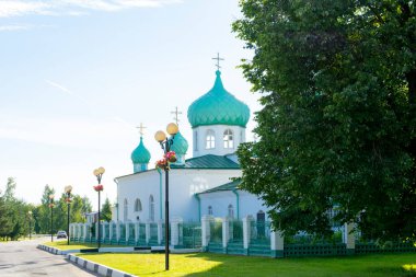 Köy manzarası, yol, yeşil ağaçların arasında, kiliseye gidiyor. Yüksek kalite fotoğraf