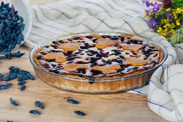 Tahta bir masada hanımeli turtası ve şeffaf bir fincan çay var..