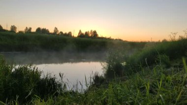 Altın şafak, sabah, nehir ışığı sisi, sarp kıyı manzarası.