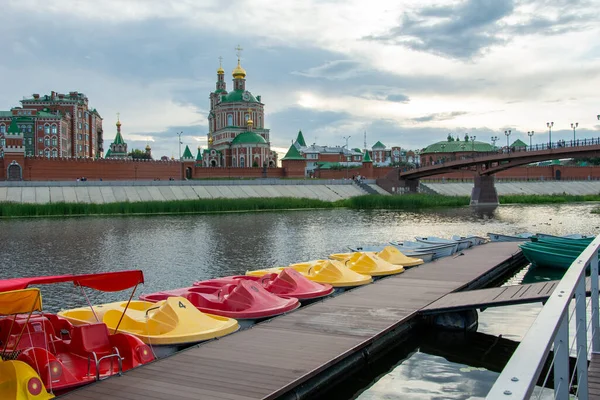 Russia, Yoshkar-Ola, July 24, 2020, view of the Kremlin pier with boats and the Kokshaga river, reflection in the water. — Stock Photo, Image