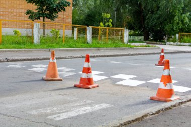 Yol tamiri, hız tümseğinin önünde turuncu koni. Çizgi kırmızısı set. Yüksek kalite fotoğraf