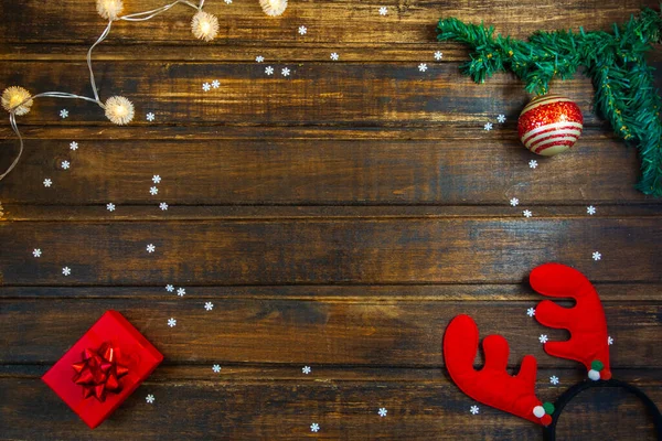 Biglietto regalo di Natale e decorazione ramo d'albero su un tavolo di legno. Layout piatto, vista dall'alto, spazio di copia — Foto Stock