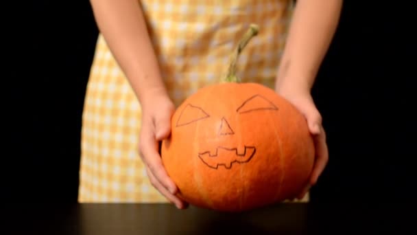 Fijne Halloween. vrouw handen houden een pompoen — Stockvideo
