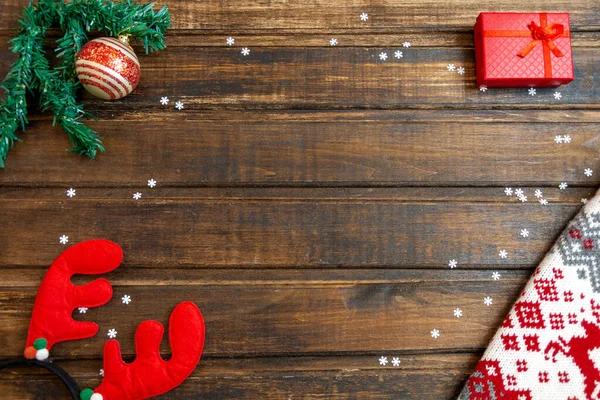 Рождественская открытка и елка ветки декора на деревянном столе. Плоская кладка, вид сверху, копировальное пространство — стоковое фото