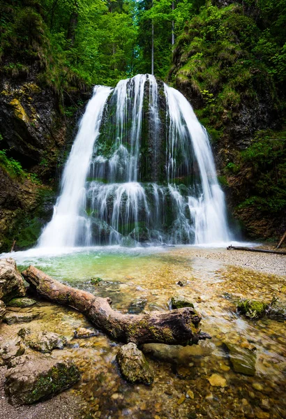 Schliersee 'deki Josefstaler Şelalesi, Almanya, Bavyera. Uzun Aktarma