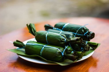 Ketupat Daun Pisang closeup çekim ahşap Tablo arka plan bulanıklık. Malezya mutfağı 