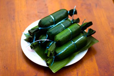 Ketupat Daun Pisang closeup çekim ahşap Tablo arka plan bulanıklık. Malezya mutfağı 