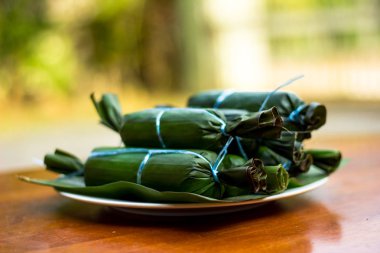 Ketupat Daun Pisang closeup çekim ahşap Tablo arka plan bulanıklık. Malezya mutfağı 