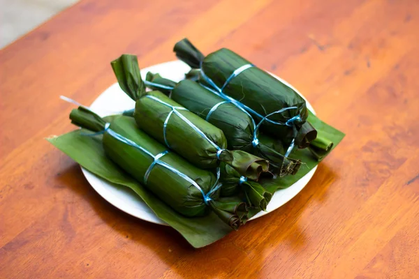 Ketupat Daun Pisang closeup çekim ahşap Tablo arka plan bulanıklık. Malezya mutfağı 