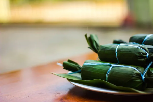 特写镜头的 Ketupat Daun Pisang 在木台上的模糊背景 马来西亚菜 — 图库照片