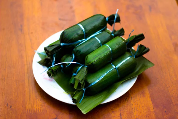 Ketupat Daun Pisang closeup çekim ahşap Tablo arka plan bulanıklık. Malezya mutfağı 