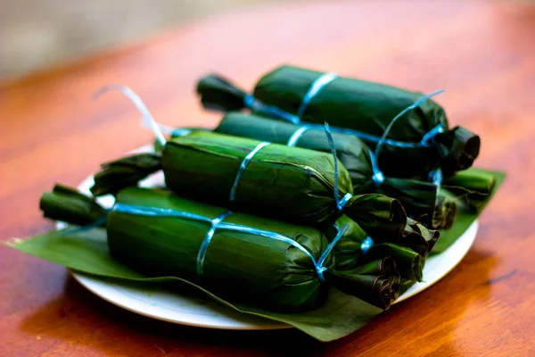 Ketupat Daun Pisang closeup çekim ahşap Tablo arka plan bulanıklık. Malezya mutfağı 