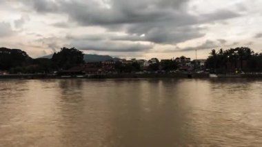 Kuala Kangsar, Perak Timelapse sahne ve bulut Sungai Perak akşamları sırasında bulunan.