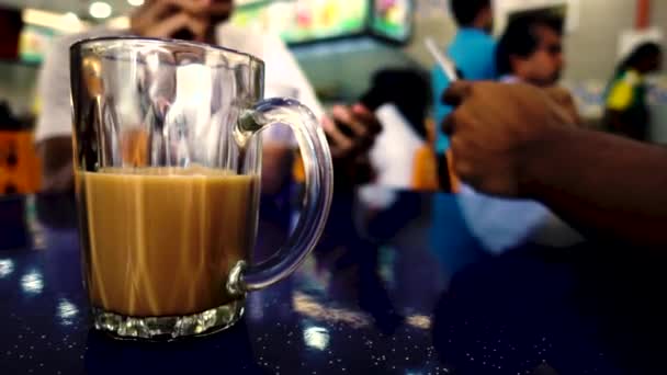 Foto Jarak Dekat Dari Gelas Teh Tarik Dengan Asap Vape — Stok Video