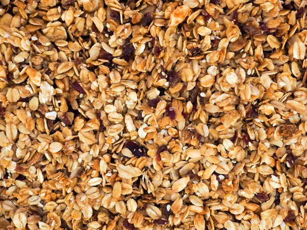 Biologische zelfgemaakte gebrande granola met cranberry 's op bakplaat. Eten als ontbijt. Maaltijden achtergrond, granola textuur. — Stockfoto