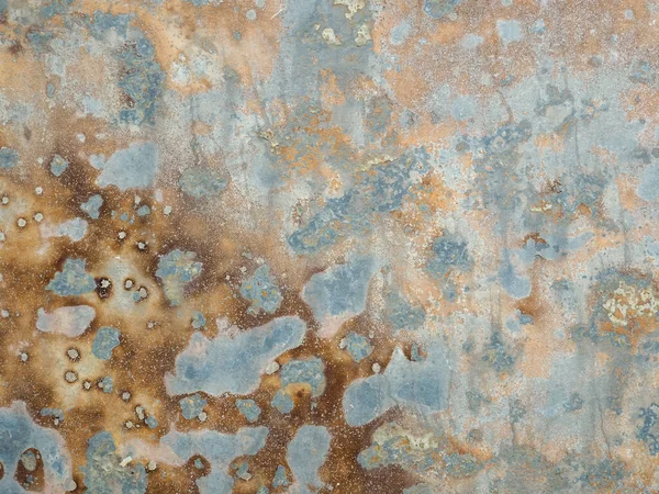 Textuur van geoxideerd metaal met messing en aqua patina. Roestig metalen oppervlak met roeststrepen. Roestige corrosie. Bruin, grijs, blauw en oranje roest en vuil op emaille. Gecorrodeerde metalen achtergrond. — Stockfoto