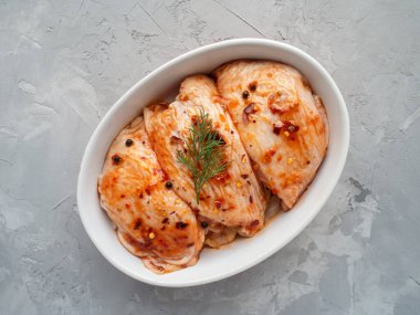 Çiğ salamura edilmiş tavuk butları ızgara ve bbq için. Tavuk pişiriyorum. Pişirmeden önce baharatlı tavuk budu ve terbiye malzemeleri. .