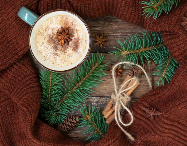 Flat lay composición de Navidad con taza de café, canela, anís y abeto con conos alrededor de un suéter de punto. Fondo de invierno acogedor y suave. Vista superior — Foto de Stock
