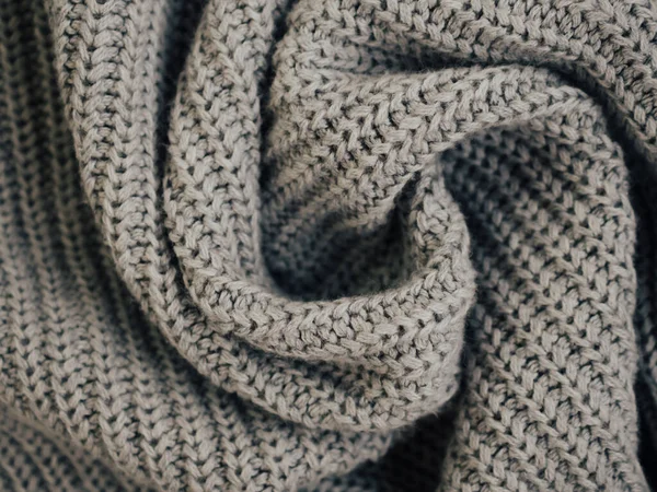 Textura, fondo o telón de fondo gris de punto. Tejido, arrugado bufanda gris o suéter superficie texturizada. Accesorios cálidos, ropa, concepto de moda. — Foto de Stock