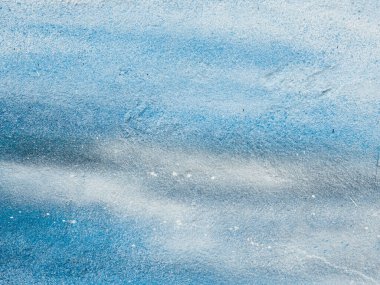 Tasarımcı arkaplanı için mavi, gri ve beyaz doku. Parlak pürüzlü yüzey. Doldurmak için yer. Grunge duvarı. Sanatsal alçı. Soyut sanat arkaplanı. Eğimli şablon.