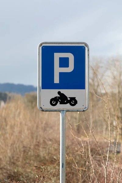 Mavi motosiklet park levhası siyah motosiklet ve beyaz yazı mavi arka planda büyük 