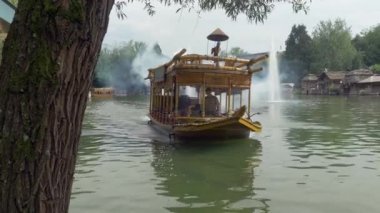 Pas, Almanya - 23 Temmuz 2014 - Avrupa Pas Pas Parkı 'ndaki Afrika vapuru Kraliçesi birçok çocukla birlikte gölün üzerinden geçiyor çocuklar su tabancalarıyla kameraya doğru sıçrıyor, gemiyle büyük gölün üzerinden geçiyorlar.