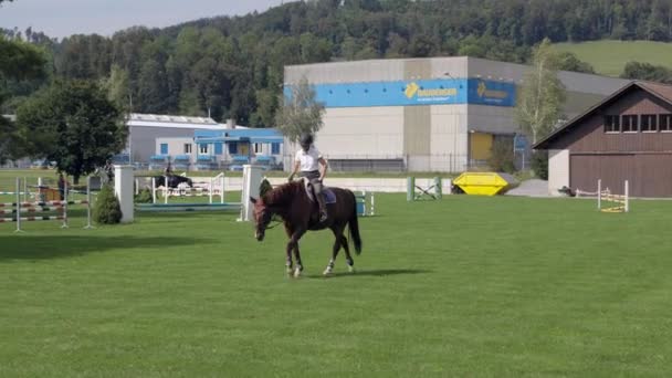 Aadorf Schweiz September 2020 Ein Mann Weißem Hemd Und Schwarzem — Stockvideo