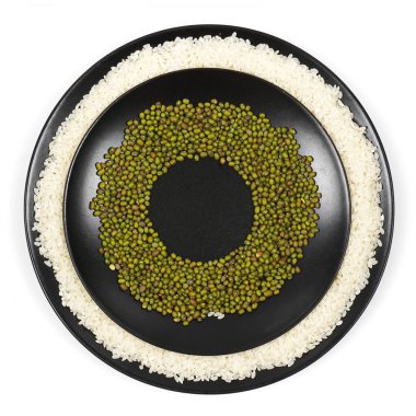 Püre. Beyaz arka planda, tabakta Mung fasulyesi. Yukarıdan bak. Ayrı bir fotoğraf. Fasulye konsepti