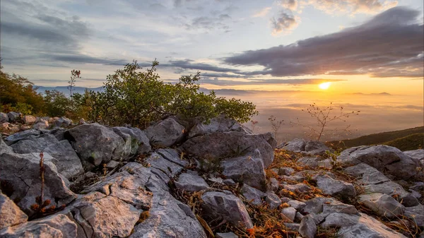 Dağları ve bulutlu gökyüzü olan güzel bir manzara.