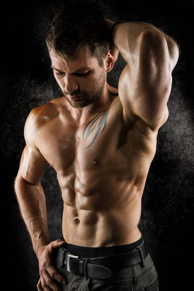 Bodybuilder Sexi Avec Muscle Posant Atelier Sur Fond Noir Images De Stock Libres De Droits