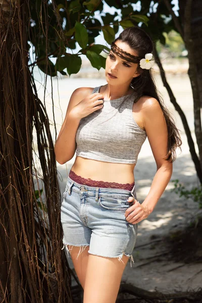 Retrato de menina bonita no jardim tropical junto ao oceano — Fotografia de Stock