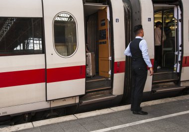 Köln, Almanya - 29 Mayıs 2019: Köln'deki ana tren istasyonu: Intercity Express