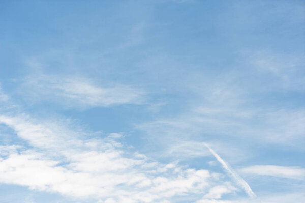 белые облака на голубом небе.