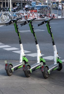 Köln, Almanya -7Ağustos 2019: Elektrikli scooter'lar Köln'de kaldırımda.