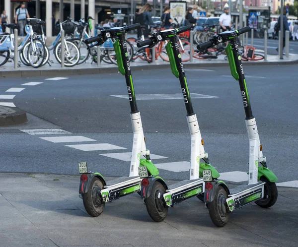 Köln, Almanya -7Ağustos 2019: Elektrikli scooter'lar Köln'de kaldırımda.
