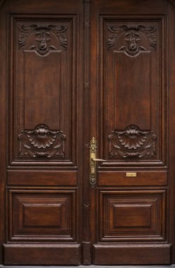 Tahta kapı. Köln, Almanya 'da eski ahşap kapı.