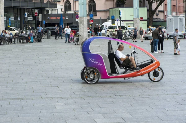 CologneCOLOGNE, Almanya 'da üç tekerlekli bir taksi şoförü: 20 Haziran 2020: Turist yolcu bekleyen üç tekerlekli bir taksi şoförü