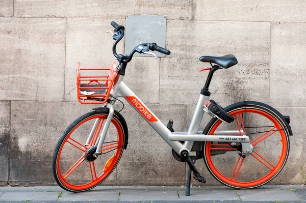 Colonia Alemania Mayo 2020 Bicicleta Aparcada Muro Piedra Servicio Alquiler —  Fotos de Stock