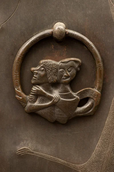 Metal kapıdaki eski tokmak. Köln, Almanya.